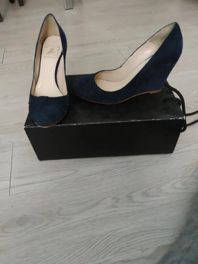 Zapatos de tacón azul marino