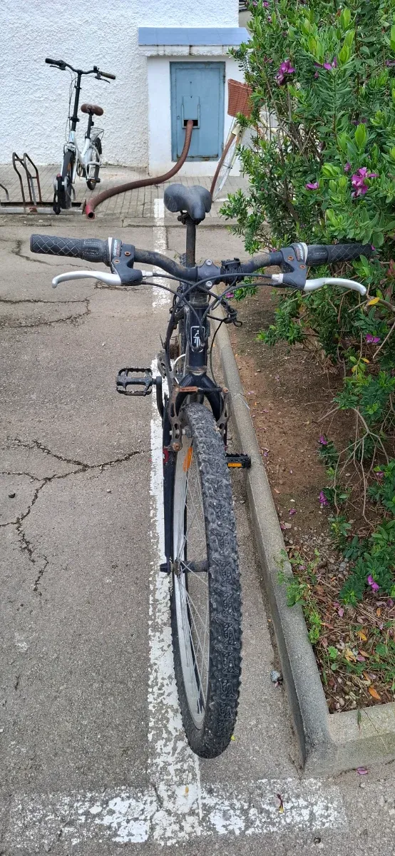 Bicicleta MTB Btwin Negra