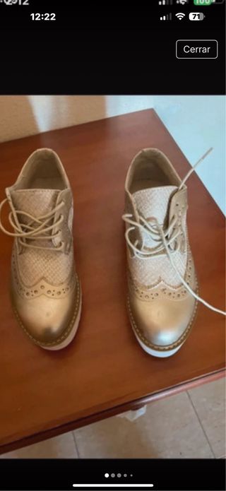 Zapatos dorados de vestir