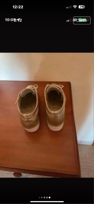 Zapatos dorados de vestir