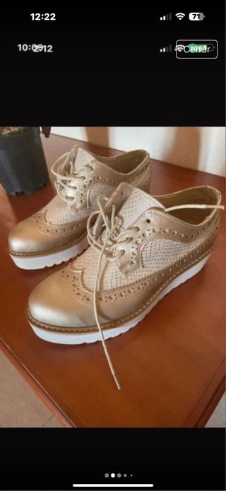 Zapatos dorados de vestir