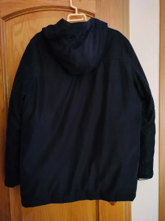 Chaquetón negro con capucha y pelo, muy calentito.