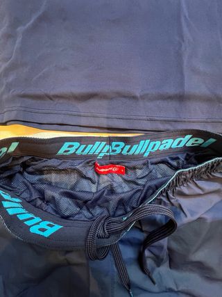 Conjunto Padel Bullpadel Azul y Rojo