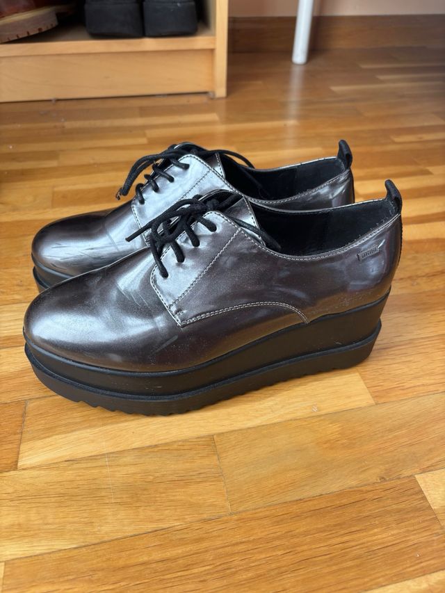 Zapatos plataforma negros y plateados