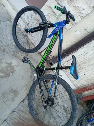 Bicicletta Rockrider Nera e Blu