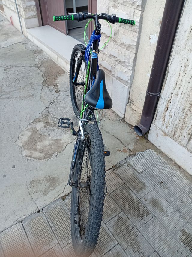 Bicicletta Rockrider Nera e Blu