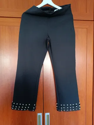 Pantalón negro con perlas y flecos