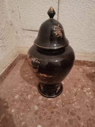 Búcaro negro con detalles dorados