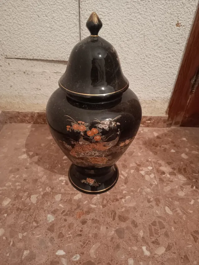 Búcaro negro con detalles dorados