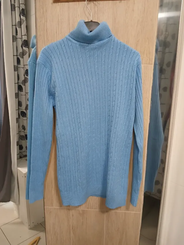 Jersey cuello alto azul trenzado