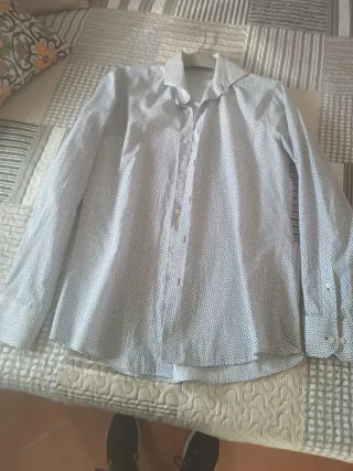 Camisa estampada azul y blanca