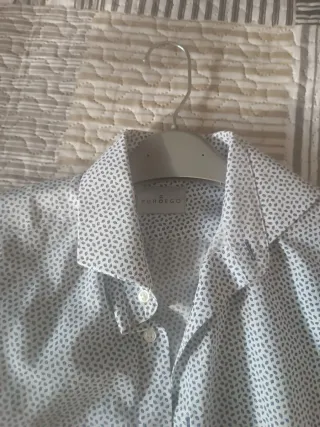 Camisa estampada azul y blanca