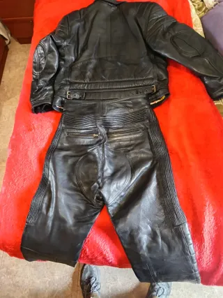 Traje de cuero para moto.
