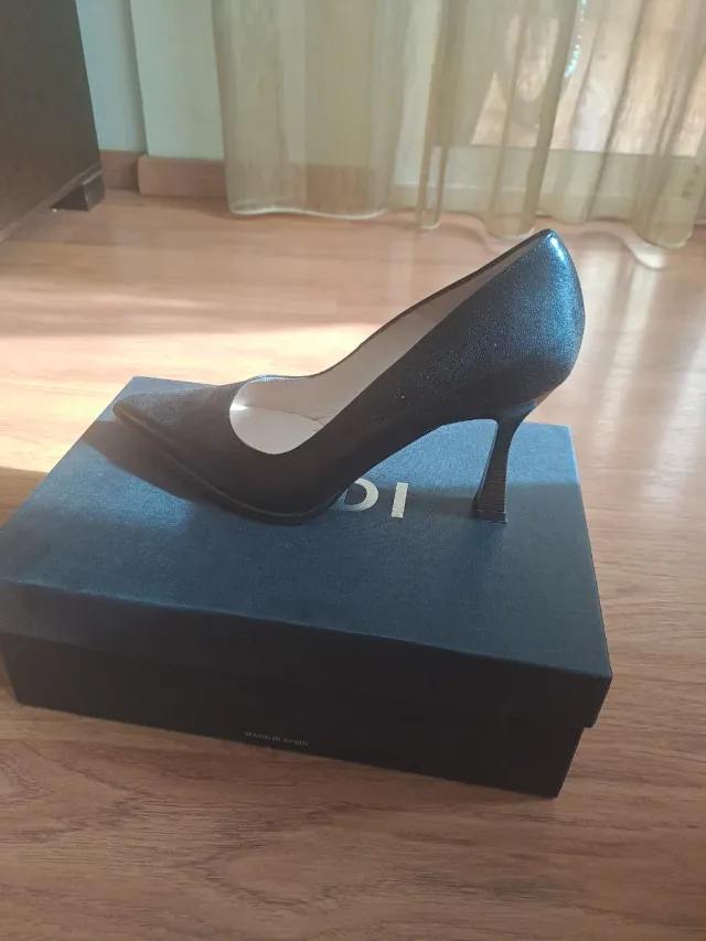 Zapatos de salón negros de piel.