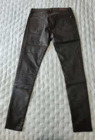 Pantalón tipo polipiel,  pitillo, elástico/Marrón 