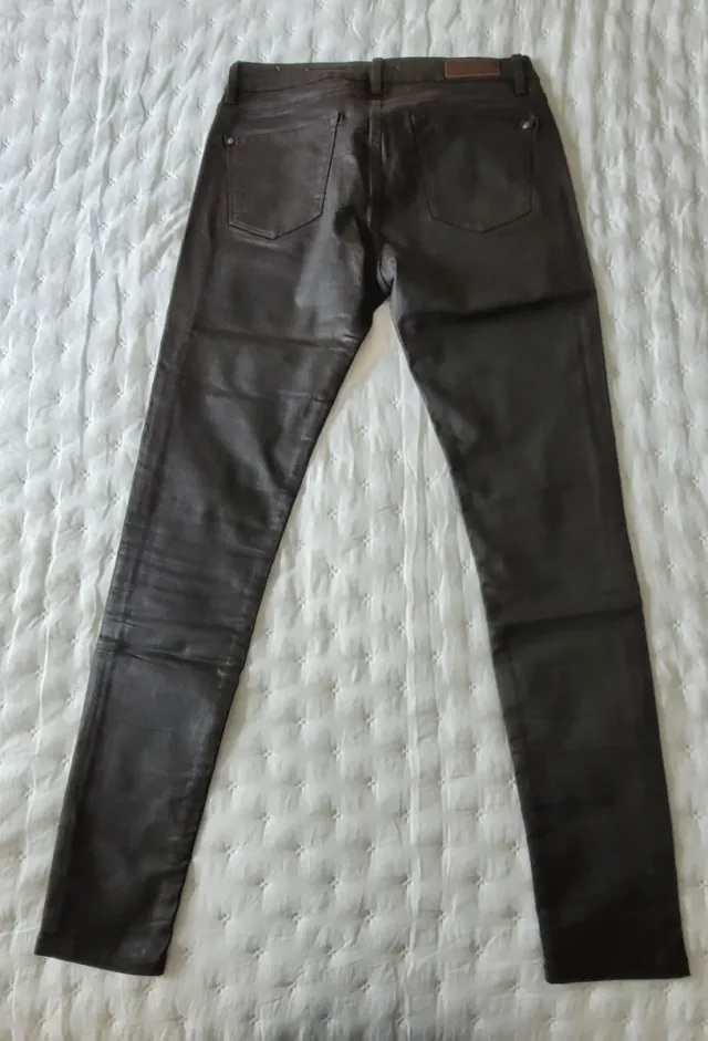 Pantalón tipo polipiel,  pitillo, elástico/Marrón 