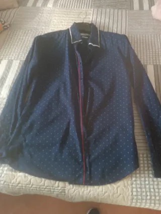 Camisa azul con puntos