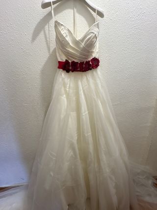 Vestido de novia blanco con fajín rojo