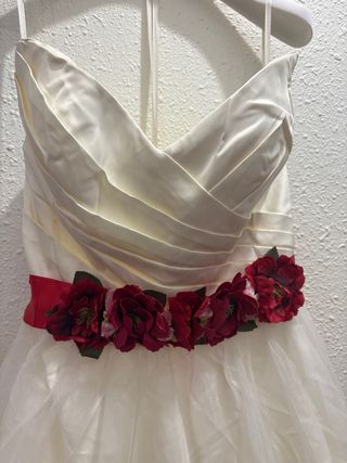 Vestido de novia blanco con fajín rojo