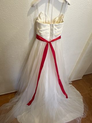 Vestido de novia blanco con fajín rojo