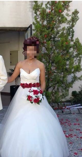 Vestido de novia blanco con fajín rojo