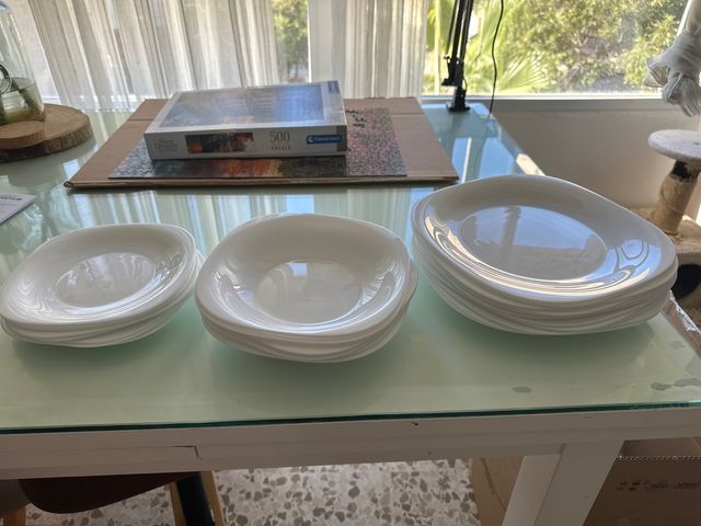 Vajilla de porcelana blanca.