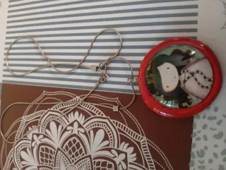 Collar con colgante de muñeca