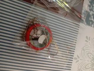 Collar con colgante de muñeca