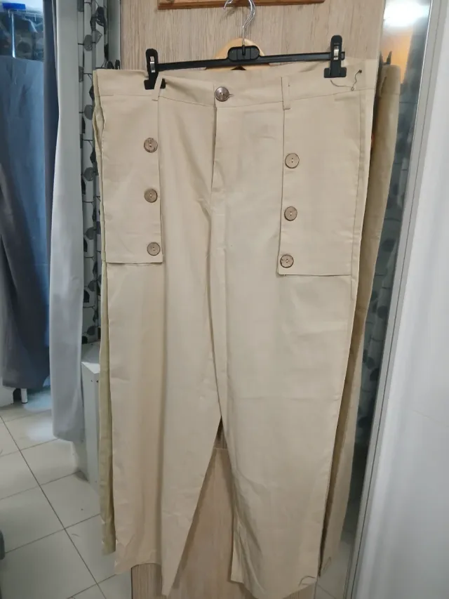 Pantalon beige con botones