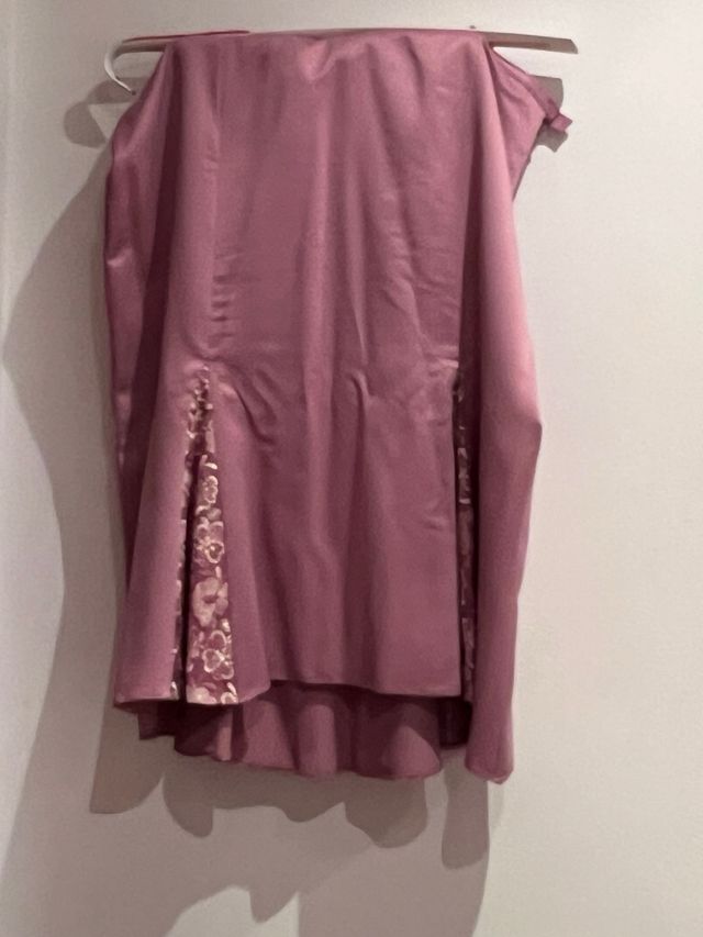 Traje de ceremonia rosa, morado y dorado