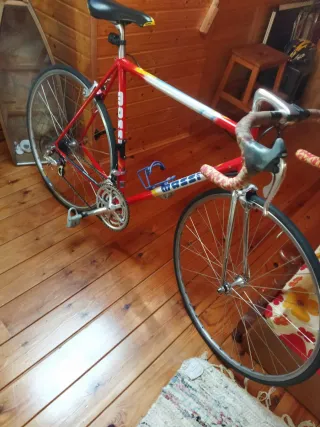 Bicicleta de carretera Massi Roja