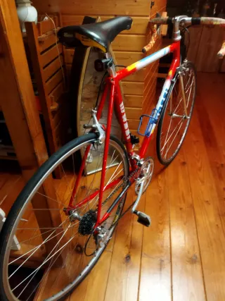 Bicicleta de carretera Massi Roja