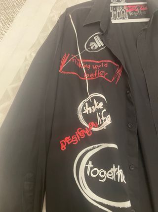 Camisa negra hombre con estampado