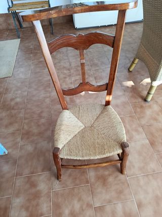 Silla antigua de madera y esparto