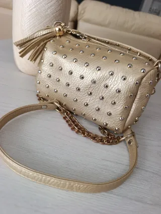 Bolso de fiesta dorado con tachuelas