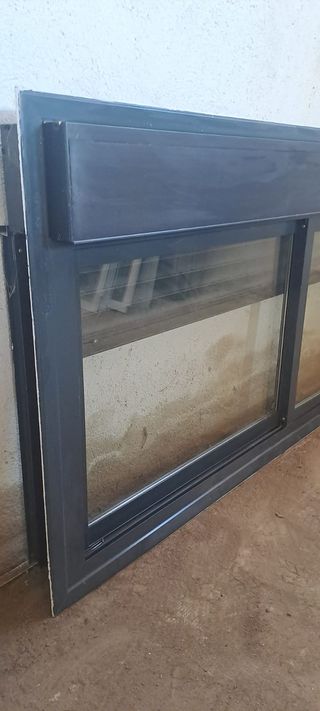 Ventana corredera gris antracita con persiana