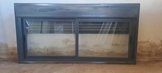 Ventana corredera gris antracita con persiana