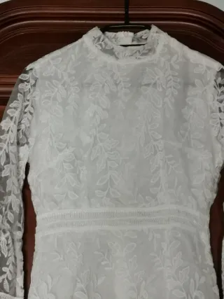 Vestido blanco encaje manga campana