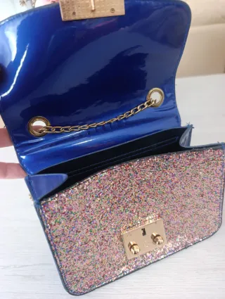 Bolso fiesta azul brillante con cadena