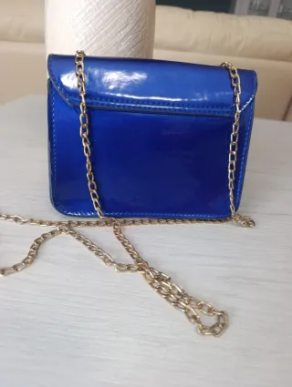 Bolso fiesta azul brillante con cadena