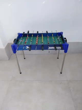 Futbolín azul con patas metálicas