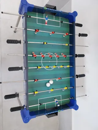 Futbolín azul con patas metálicas