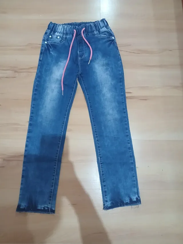 Pantalón vaquero ancho con cordón rosa