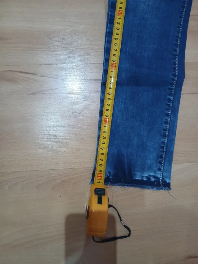 Pantalón vaquero ancho con cordón rosa