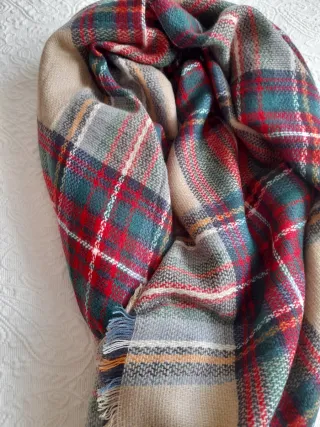 Bufanda de cuadros verde y roja