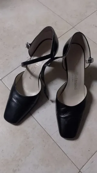 Chanel nere con cinturino alla caviglia