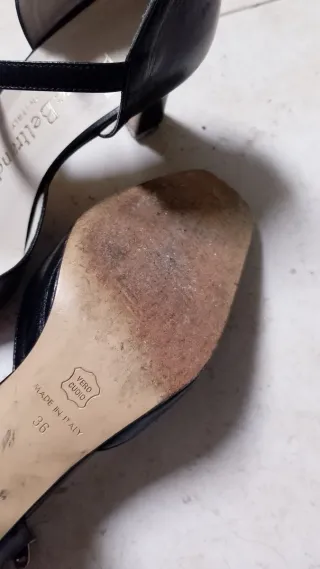 Chanel nere con cinturino alla caviglia