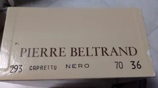 Chanel nere con cinturino alla caviglia