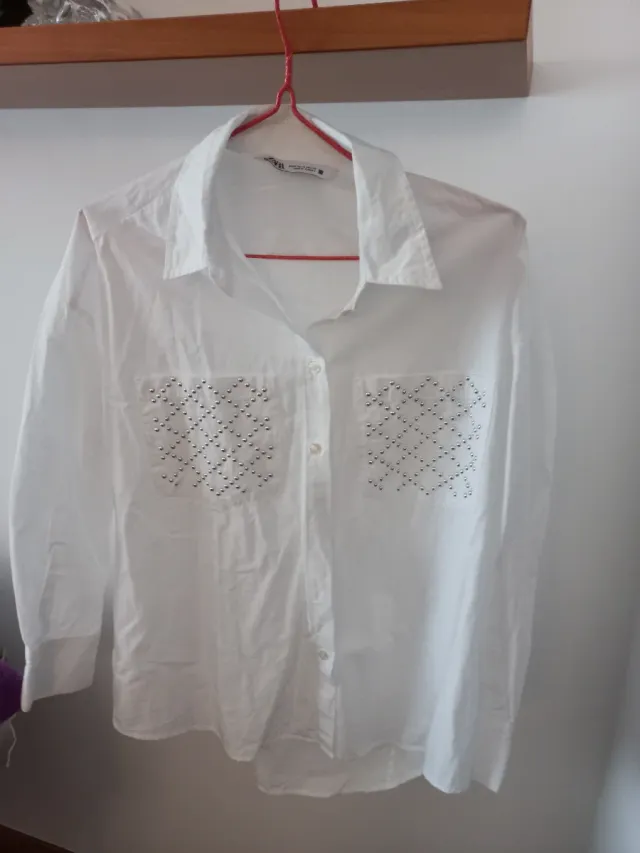 Camisa blanca Zara con bolsillos decorados
