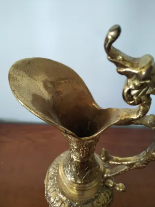 Antiguo jarrón de bronce con figura